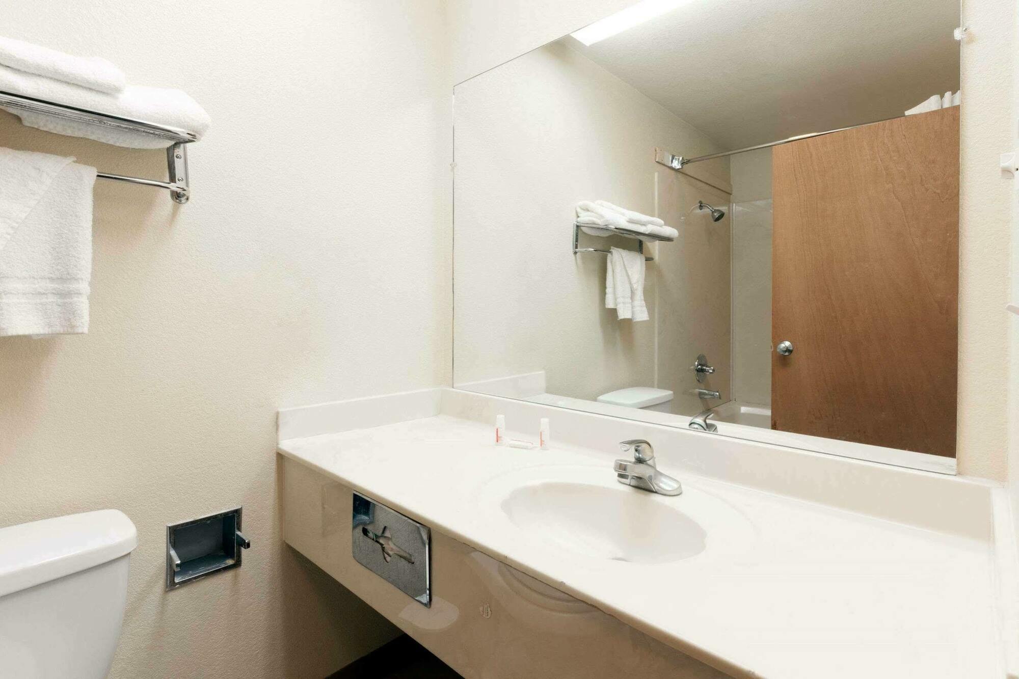 Super 8 By Wyndham Tulsa/Downtown/East Hotel Luaran gambar