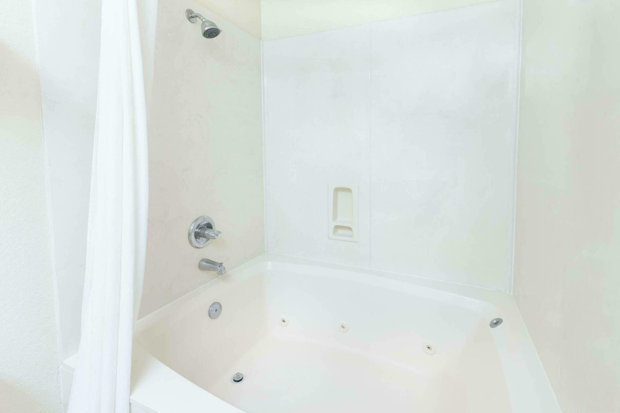 Super 8 By Wyndham Tulsa/Downtown/East Hotel Luaran gambar